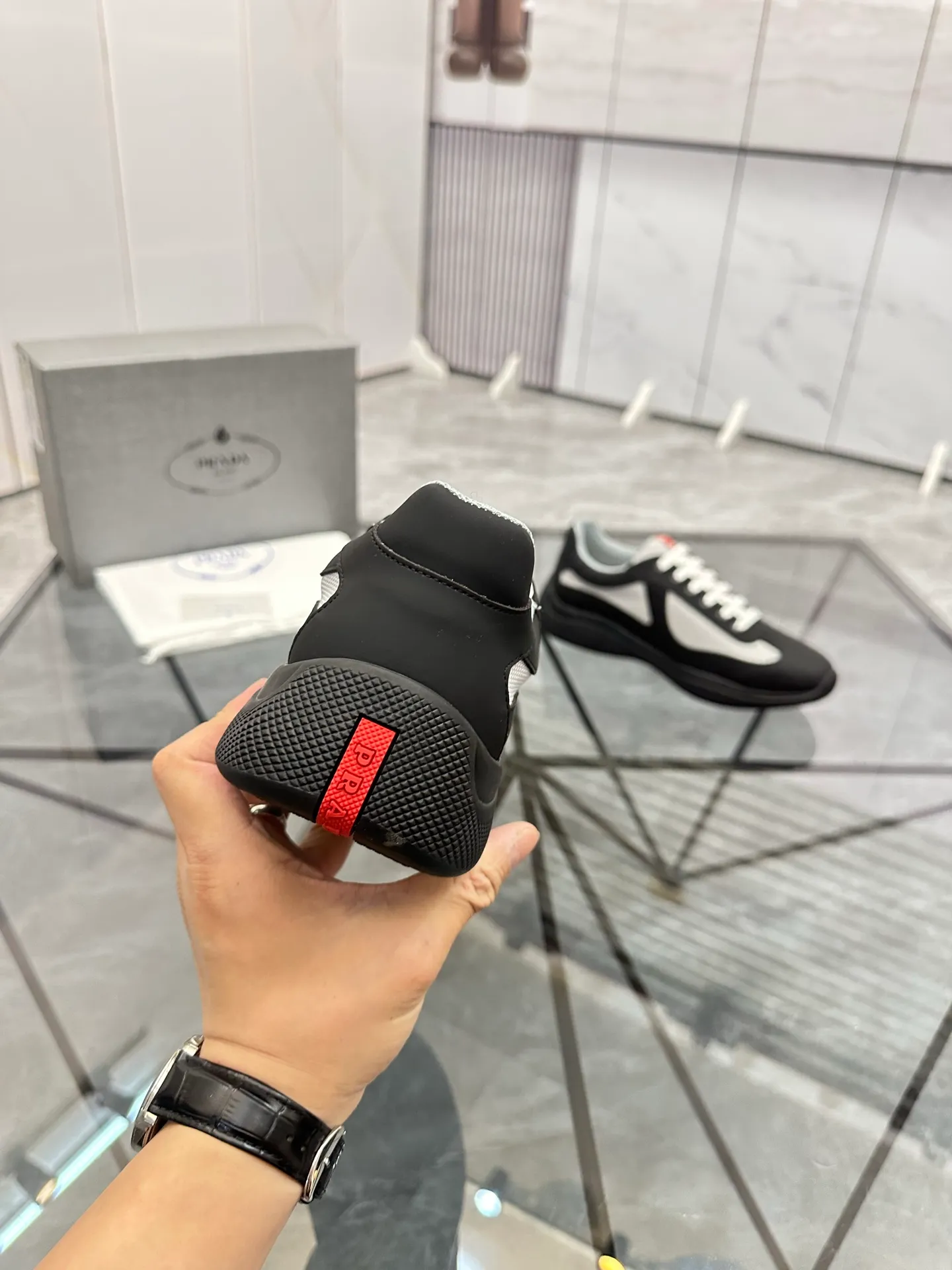 Men's shoes: 💰P360¥ Product trademark: Prada *"Prada*" low-top casual shoes Regular size: 35-47 (can be customized to 48) couple style Product materials: imported silk leather upper, breathable lining, original outsole. Number: 943